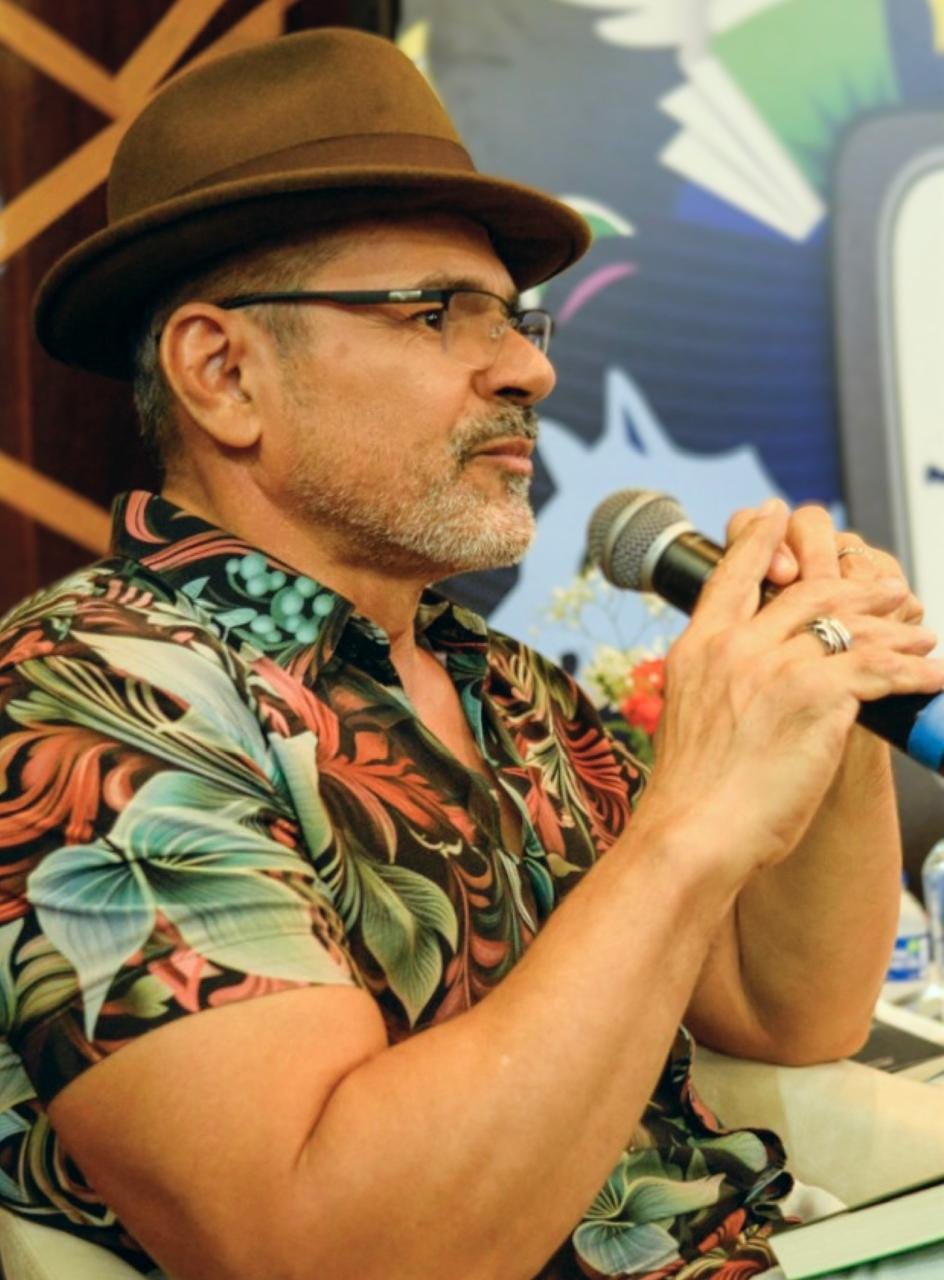 Homem sentado com celular na mão
Descrição gerada automaticamente com confiança média Homem sentado com celular na mão
Descrição gerada automaticamente com confiança média