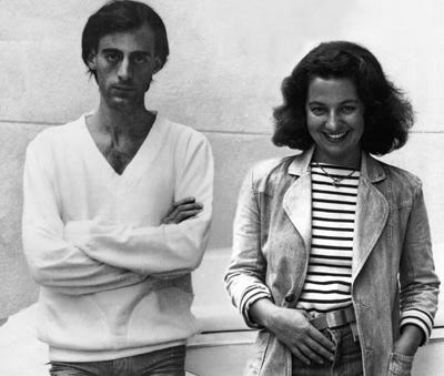 Foto em preto e branco de pessoas posando para foto

Descrição gerada automaticamente