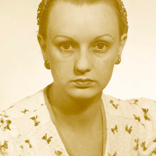 Maria Judite de Carvalho: Retrato em tom sépia de uma mulher com olhos expressivos e cabelos presos.