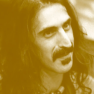 Frank Zappa: Retrato em tom sépia de um homem com cabelos longos, bigode e cavanhaque característico.