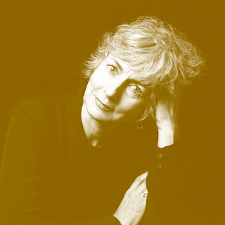 Pat Barker: Retrato em tons de sépia de uma mulher com cabelos claros levemente bagunçados, apoiando a cabeça na mão.