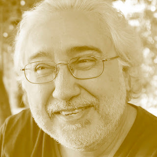 Afonso Cruz: Retrato de um homem sorridente de óculos com barba e cabelos grisalhos em tom sépia.