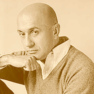 Yul Brynner: Retrato de um homem calvo com a mão no queixo em tom sépia