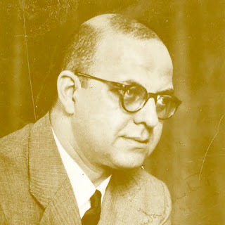 Antônio Maria: Retrato em tom sépia de um homem de óculos e terno.