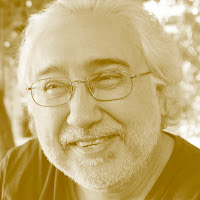 António Laginha: Retrato de um homem com cabelos brancos, barba e óculos em tom sépia.