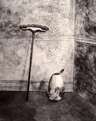 Uma imagem surrealista em preto e branco mostrando uma vassoura em pé ao lado de uma cabeça humana aberta no topo, de onde emana uma nuvem de partículas.