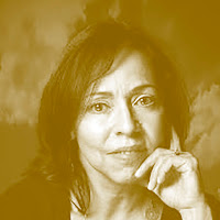 Lídia Jorge: Retrato em tom sépia de uma mulher com a mão no queixo.