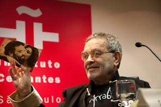Fernando Arrabal: O escritor e cineasta Fernando Arrabal segurando uma fotografia antiga durante um evento no Instituto Cervantes.