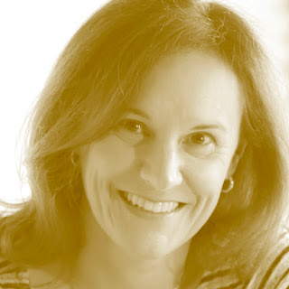 Helena Sacadura Cabral: Retrato em tom sépia de uma mulher sorrindo