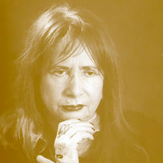 Maria Teresa Horta: Retrato de uma mulher com tons amarelados, em pose reflexiva com a mão no queixo.