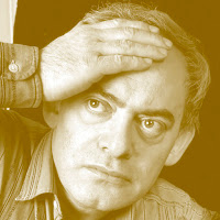 Luis Buñuel: Retrato em tom sépia de um homem com a mão na testa olhando para cima.