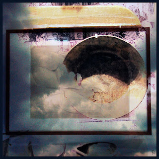 Uma composição artística abstrata e sobreposta de uma fotografia emoldurada com elementos visuais sugerindo um prato e ilustrações ao fundo.