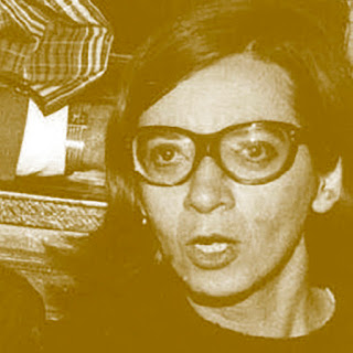 Maria Teresa Horta: Retrato de mulher com óculos de armação grossa em tom sépia