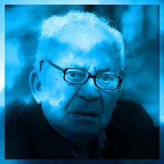 Eugénio de Andrade: Retrato em tons de azul de um homem idoso usando óculos.