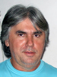 Francisco José Viegas: Retrato de um homem de meia-idade com cabelos grisalhos e camisa azul.