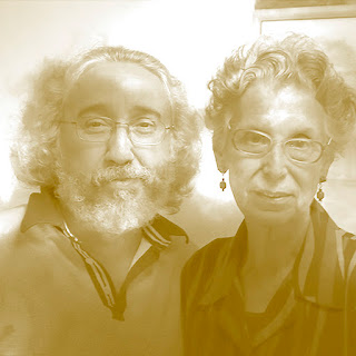 António Jorge Gonçalves e Alice Vieira: Retrato de um casal de idosos em tom sépia, ambos usando óculos.