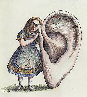 Ilustração surrealista retratando Alice, do País das Maravilhas, encostando o ouvido em uma orelha gigante que contém o Gato de Cheshire em seu interior.