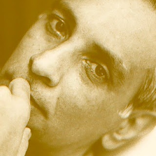 Ingmar Bergman: Retrato em tons de sépia de um homem com a mão no queixo em pose reflexiva