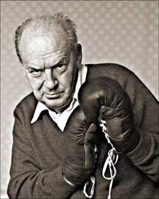Vladimir Nabokov: Retrato de um homem idoso vestindo luvas de boxe e olhando seriamente para a câmera.
