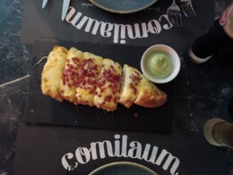 Pão de alho com queijo, bacon e maionese de salsa