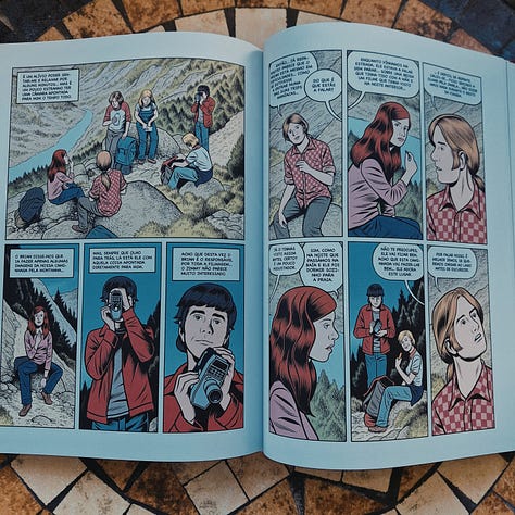 Tira de quadrinhos: Páginas abertas de uma história em quadrinhos mostrando um grupo de jovens em uma trilha na montanha, com alguns personagens segurando câmeras.