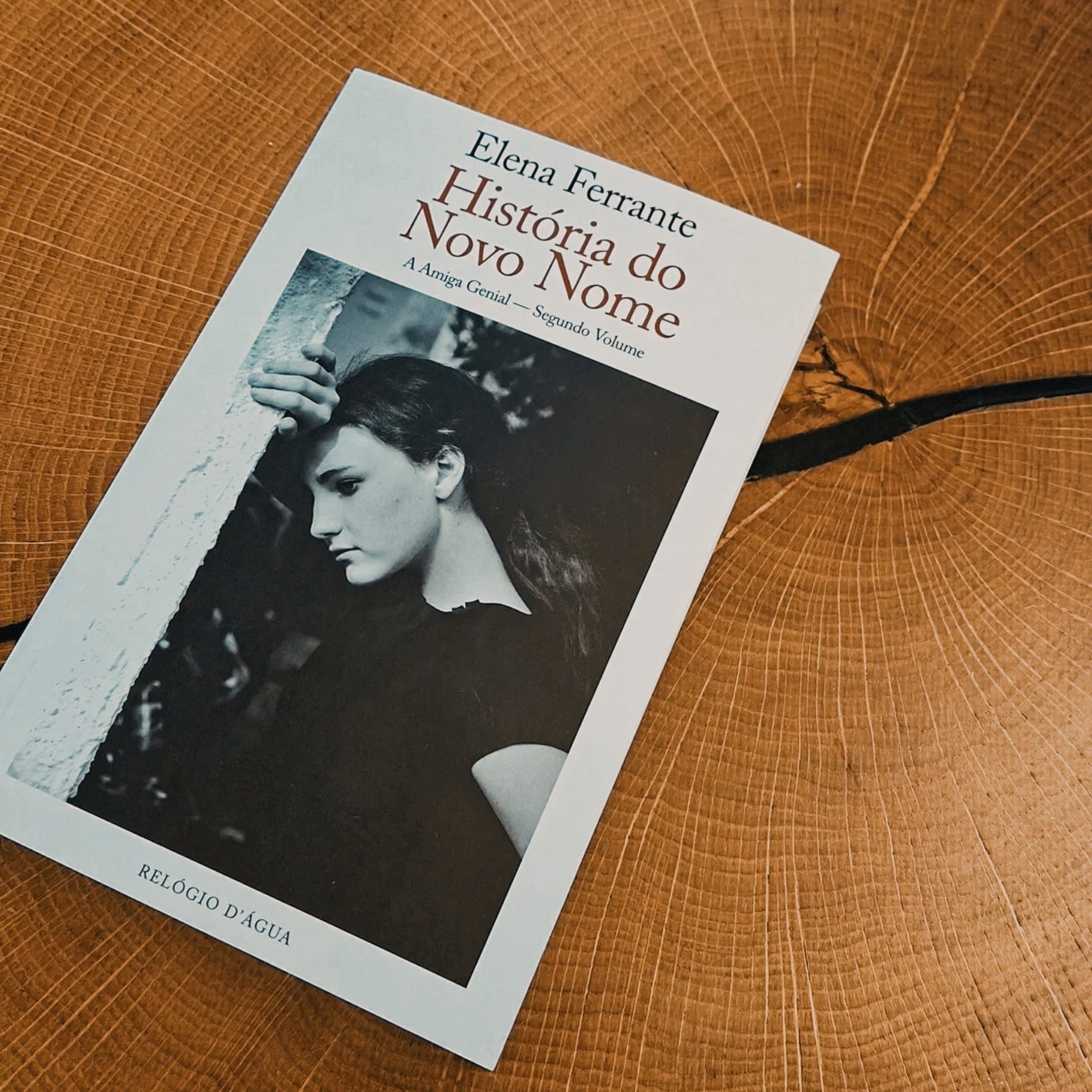 Capa do livro História do Novo Nome de Elena Ferrante
