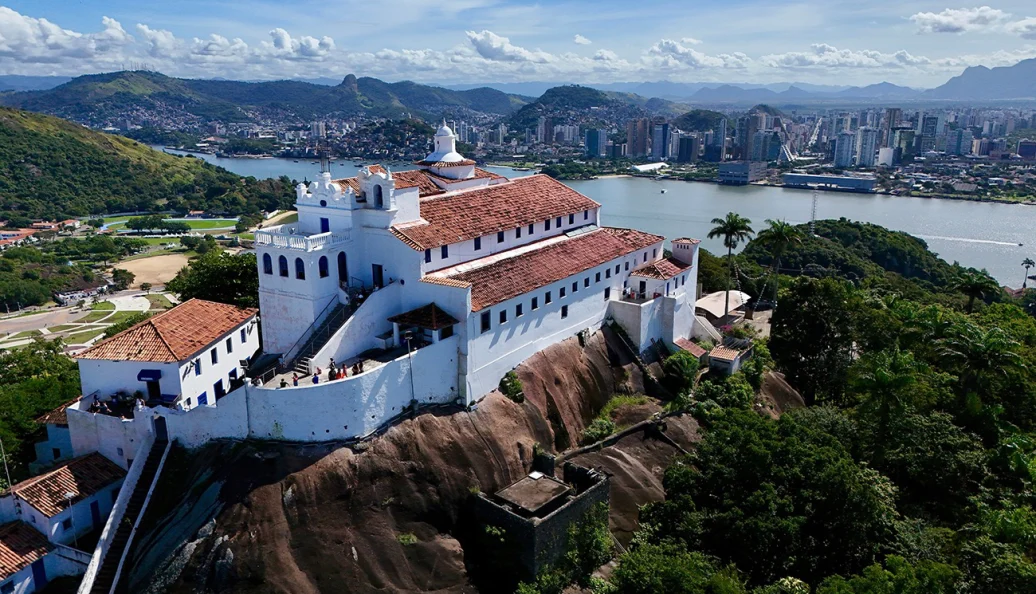 null: Vista aérea do Convento da Penha em Vila Velha, Espírito Santo, com a baía de Vitória ao fundo.