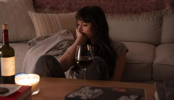 Na HBO Max, Dakota Johnson transforma solidão em autodescoberta — e você vai se reconhecer demais