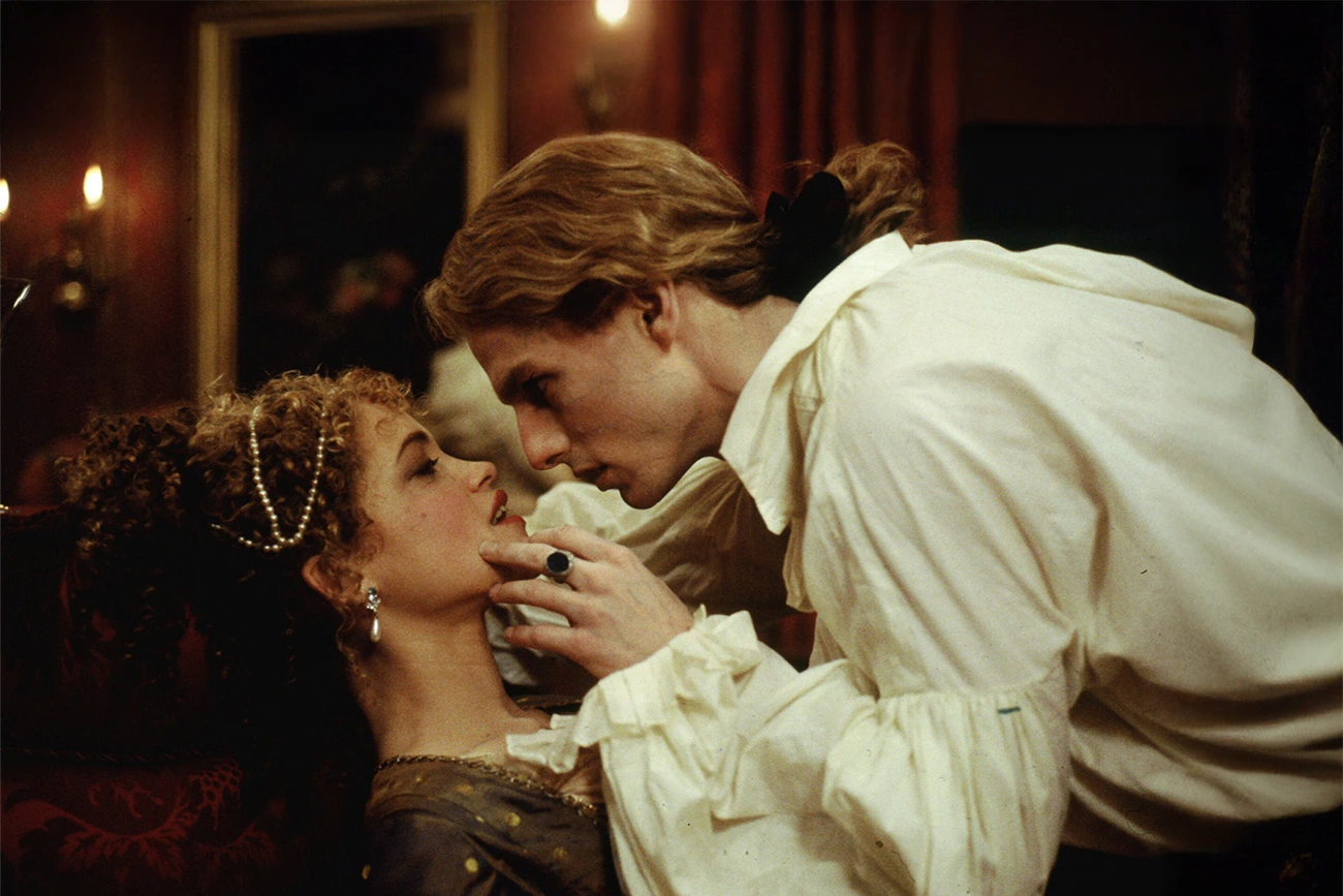 Tom Cruise: Cena do filme 'Entrevista com o Vampiro' onde Lestat se inclina sobre uma mulher.