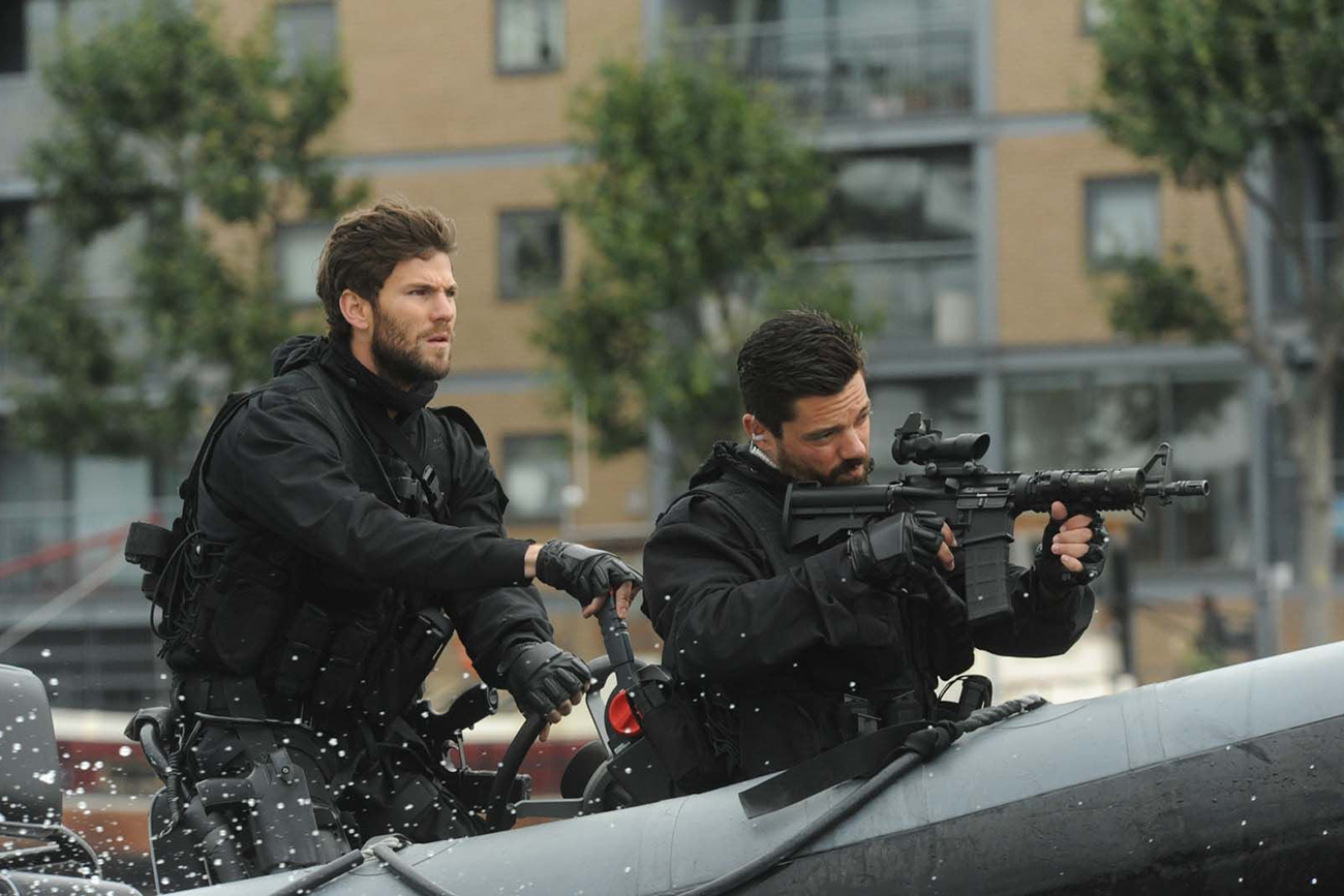 Dominic Cooper estrela na Netflix um thriller de ação para quem sente falta de espionagem pura