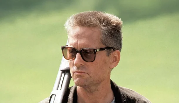 O thriller com Michael Douglas que retrata a fúria de um homem comum e ainda impressiona décadas depois