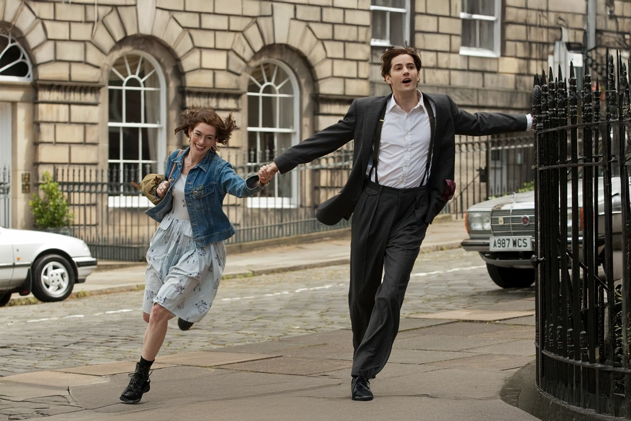 Baseado em livro com mais de 8 milhões de cópias vendidas, romance com Anne Hathaway está no Prime Video