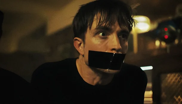 Robert Pattinson em dois registros opostos: a HBO Max tem a atuação mais inquieta do último ano