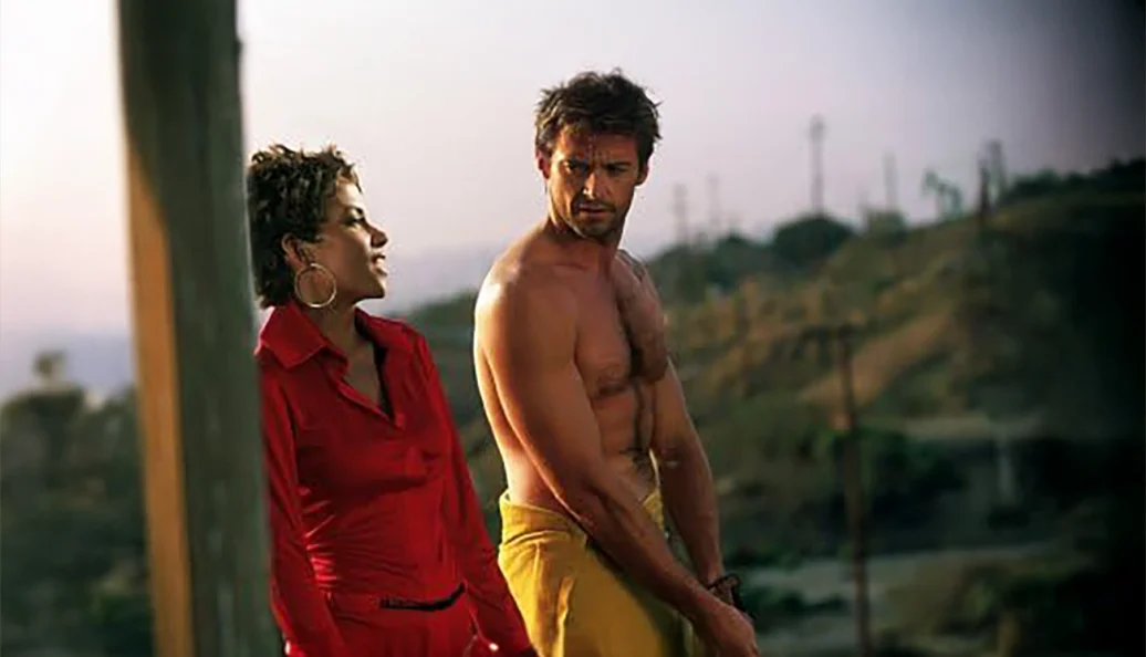 Halle Berry, Hugh Jackman: Cena do filme Swordfish mostrando Halle Berry falando com Hugh Jackman, que está sem camisa.