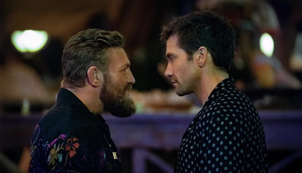 Conor McGregor, Jake Gyllenhaal: Still do filme Road House mostrando um confronto tenso entre dois personagens.