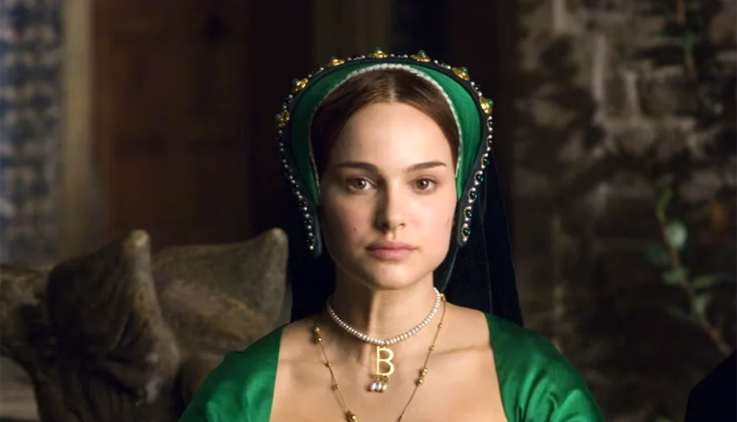 Natalie Portman: Cena do filme 'A Outra' (The Other Boleyn Girl) mostrando a personagem Ana Bolena vestindo um traje verde e o colar com a inicial B.