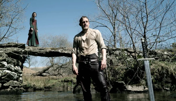 Fantasia épica de Guy Ritchie aposta em ritmo eletrizante e está na HBO Max