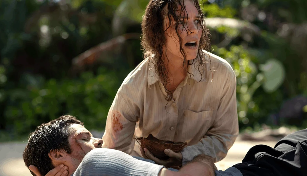 Sienna Miller: Cena do filme 'The Lost City of Z' mostrando uma mulher angustiada cuidando de um homem ferido.