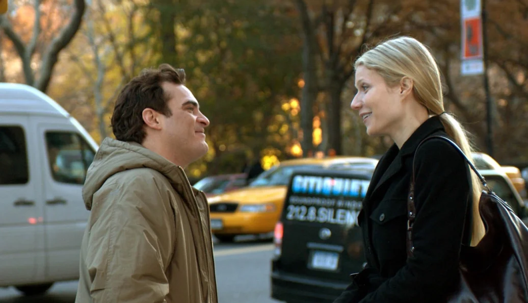 Joaquin Phoenix, Gwyneth Paltrow: Cena do filme 'Amantes' (Two Lovers) com um homem e uma mulher conversando na rua.