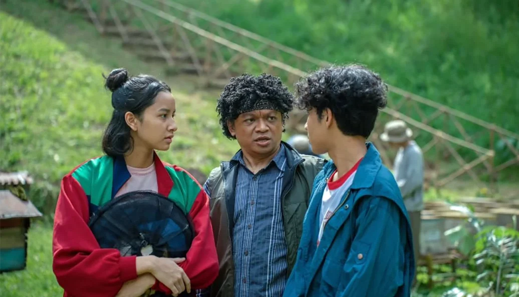 Agatha Chelsea, Alif Jualiana (Praz Teguh), Arbani Yasiz: Uma cena de filme ou série com três jovens conversando em um ambiente externo com vegetação ao fundo.