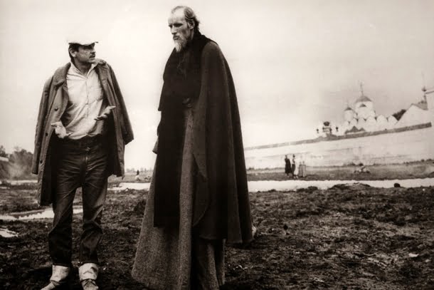 Andrei Tarkovsky, Anatoly Solonitsyn: Fotografia de bastidores do filme Andrei Rublev, mostrando o diretor conversando com o ator principal em um cenário externo.
