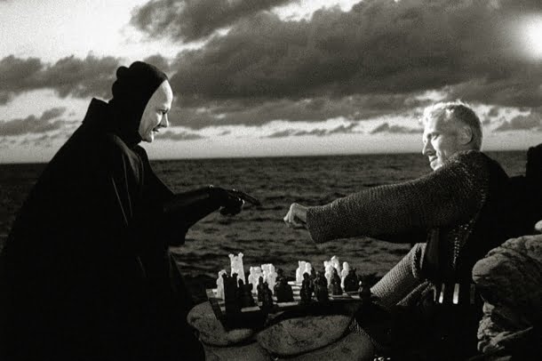 Bengt Ekerot, Max von Sydow: Cena em preto e branco do filme 'O Sétimo Selo' de Ingmar Bergman, mostrando a Morte jogando xadrez com o cavaleiro em uma praia.
