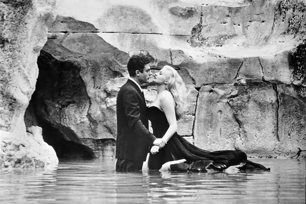 Marcello Mastroianni, Anita Ekberg: Cena icônica do filme La Dolce Vita na Fontana di Trevi.