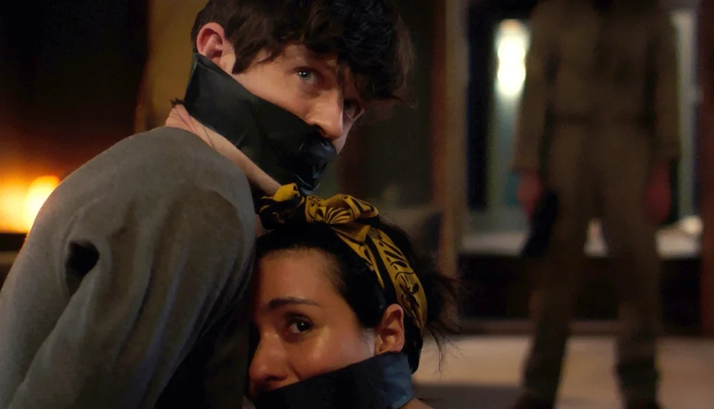 Iwan Rheon, Antonia Thomas: Cena da série Misfits mostrando os personagens Simon e Alisha amordaçados com fita adesiva.