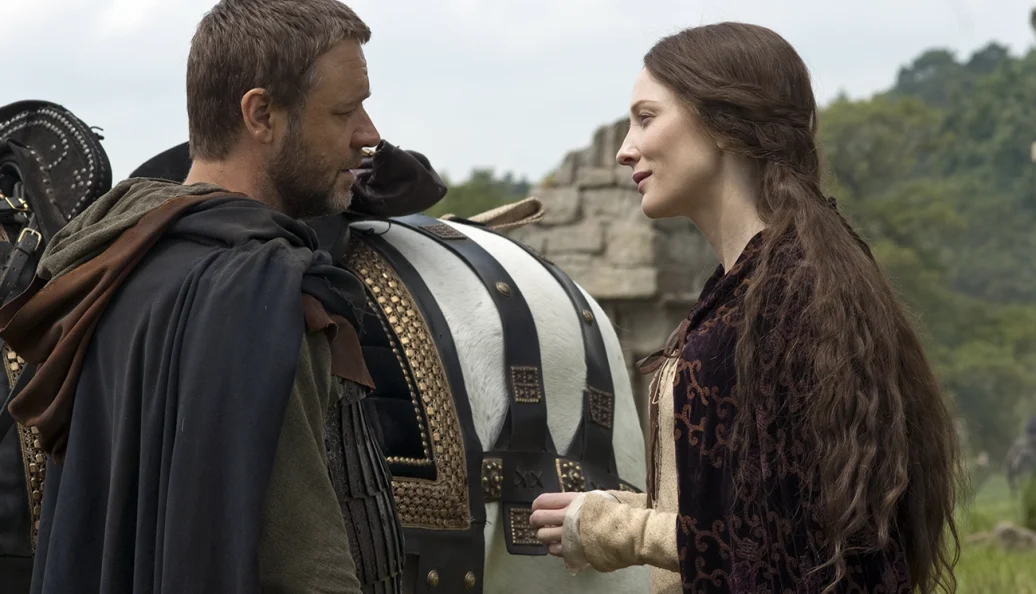 Russell Crowe, Cate Blanchett: Cena do filme Robin Hood (2010) mostrando Robin Longstride e Marion Loxley conversando ao lado de um cavalo.