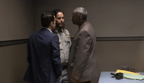 Denzel Washington, Rami Malek e Jared Leto no maior suspense policial da década. Agora na Netflix