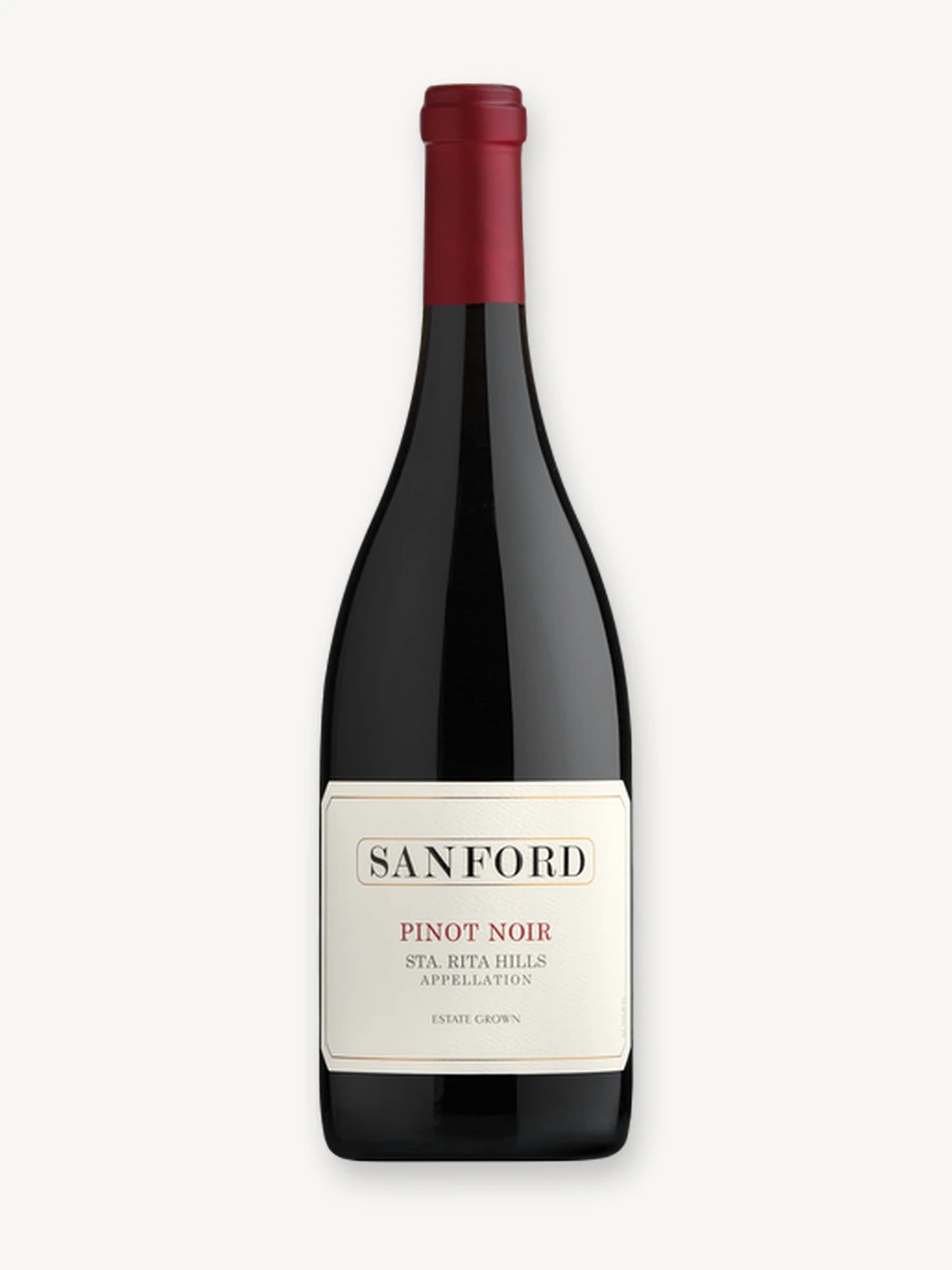 Uma garrafa de vinho tinto Sanford Pinot Noir da região de Sta. Rita Hills sobre um fundo bege claro.