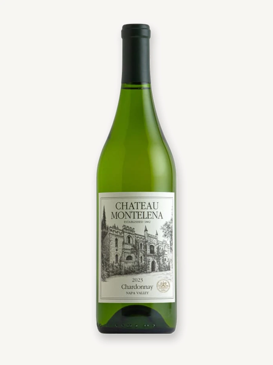 Uma garrafa de vinho branco Chateau Montelena Chardonnay 2023, Napa Valley, sobre fundo branco.