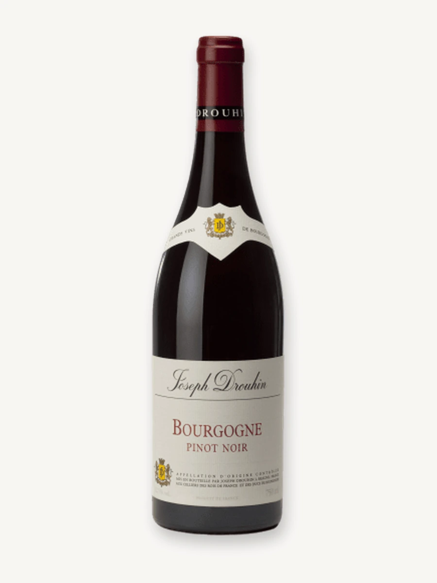 Uma garrafa de vinho tinto Joseph Drouhin Bourgogne Pinot Noir com rótulo branco e detalhes em dourado.