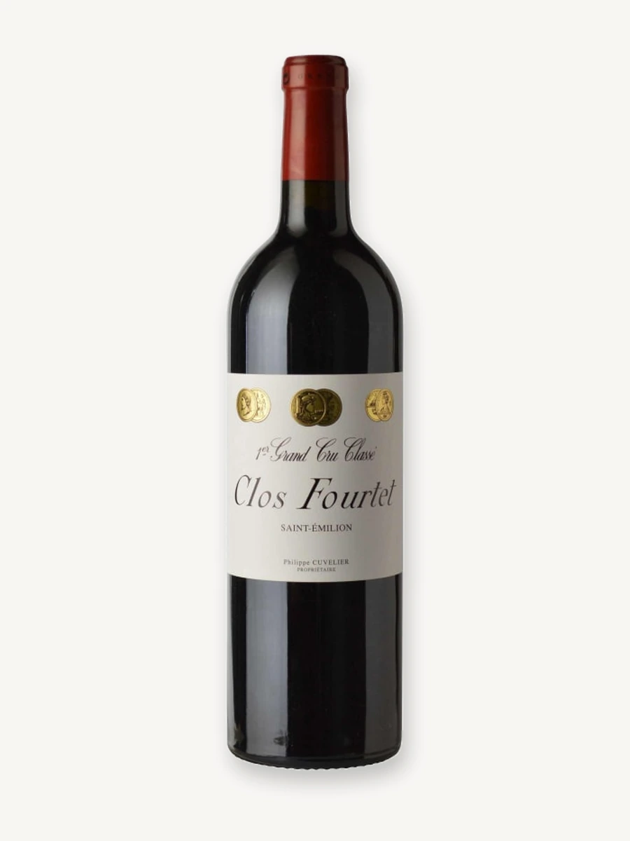 Uma garrafa de vinho tinto Clos Fourtet, Saint-Émilion 1er Grand Cru Classé, com fundo branco.